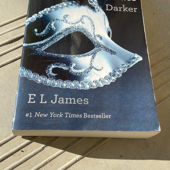 4 for $20 - Paperback book - fifty shades darker by EL James - Picture 2 of 8